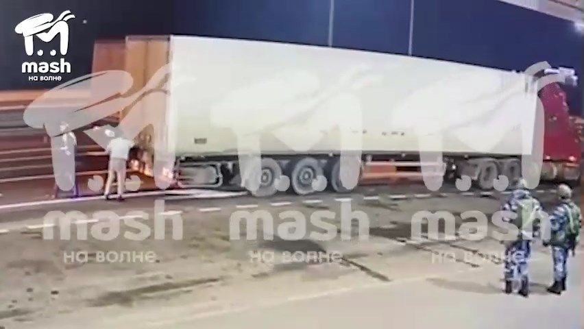 疑似克里米亞大橋報爆炸的做案貨櫃車,司機讓軍警檢查通關。翻攝自YT