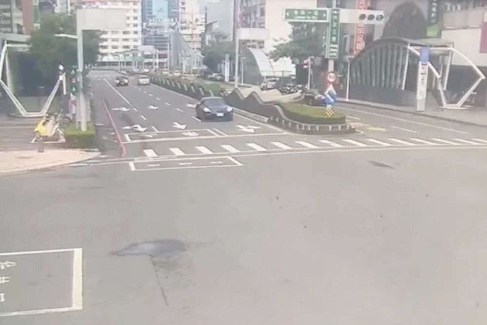 黑色保時捷Panamera 4S行駛在中正路上。讀者提供