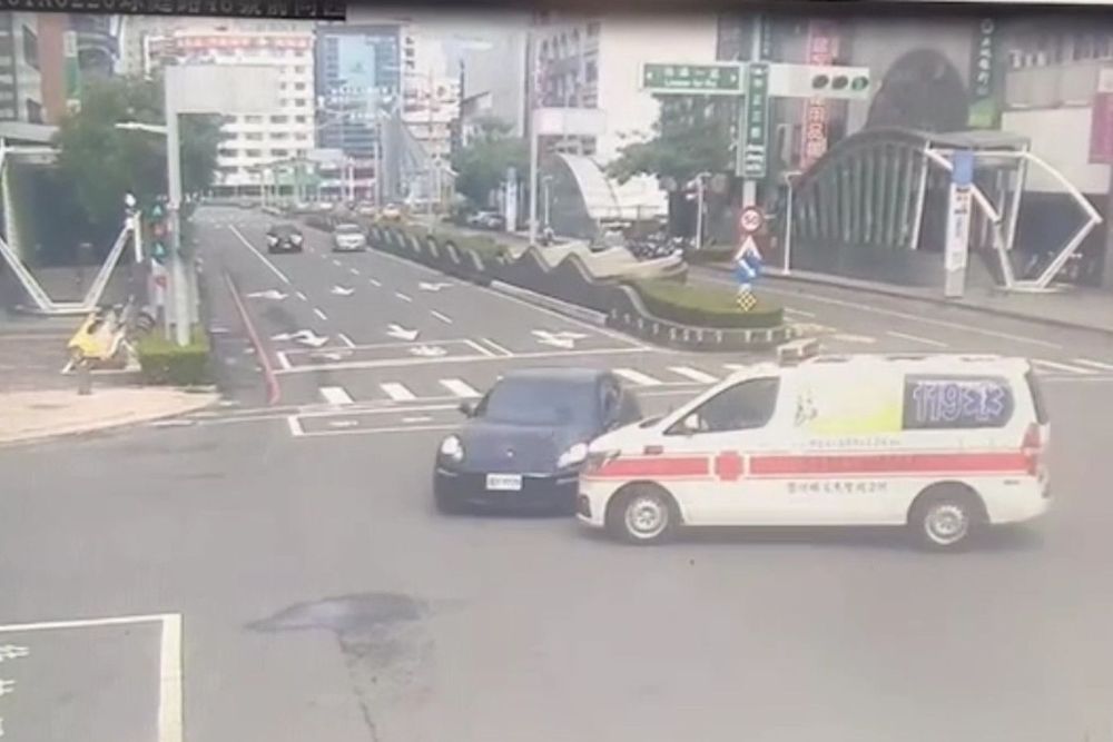 直行的黑色保時捷Panamera 4S與欲左轉的救護車發生碰撞。讀者提供