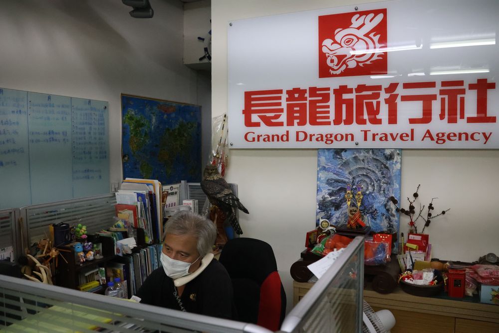 疫情高峰期間，最慘的時候公司1天沒有半通電話，業者王健龍還以為是不是電話壞了。張喆喜攝