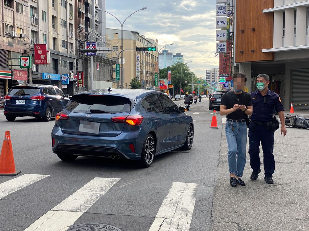 汽車駕駛人臉色無奈，枯等交警到場。張喆喜攝