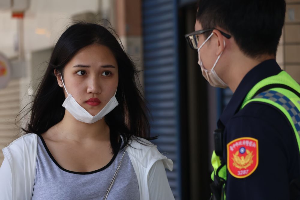 林女疑似駕駛新手，發生車禍後她相當緊張。張喆喜攝