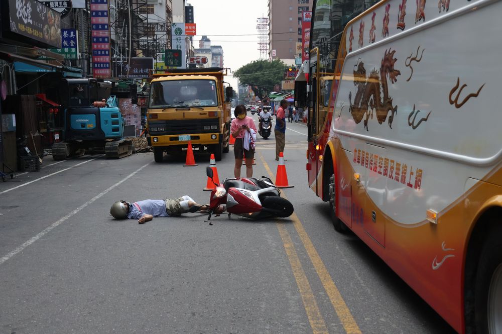 騎士因要閃避同向車道工程車進而逆向騎行發生車禍。張喆喜攝