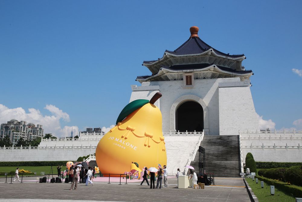 英倫香氛品牌Jo Malone London在中正紀念堂打造全球唯一的15公尺巨型英國梨裝置。朱世閎攝