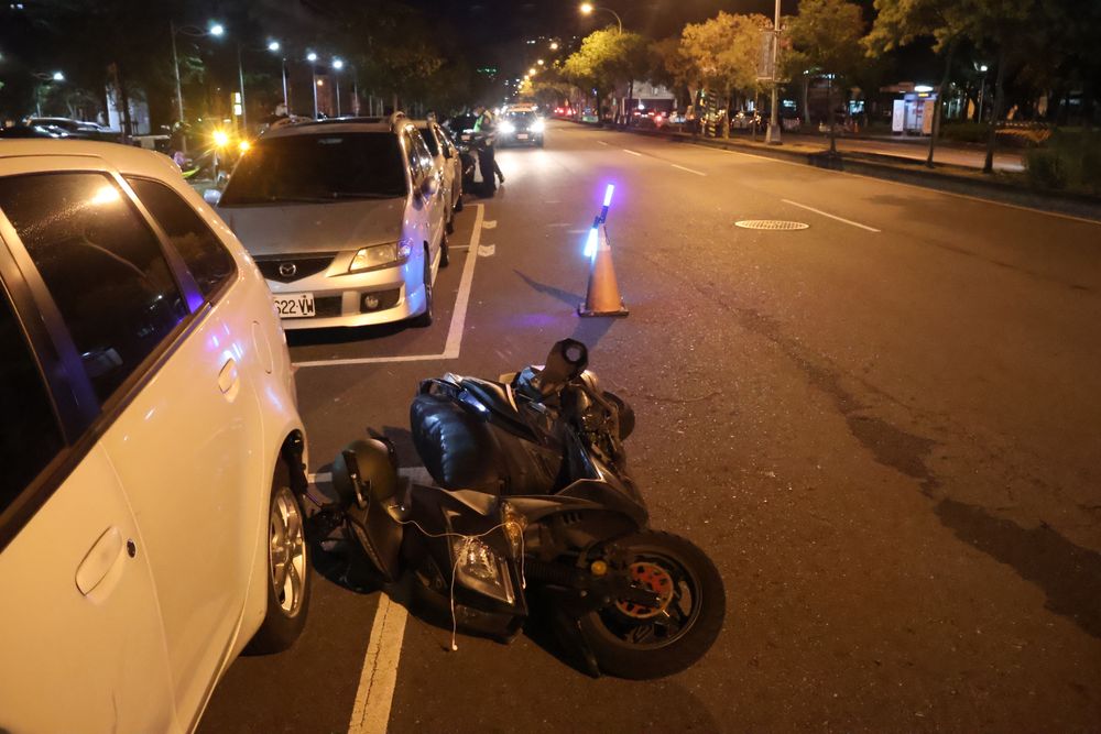 男騎士慘摔滑行2輛轎車距離才停下來，事後送醫治療。張喆喜攝