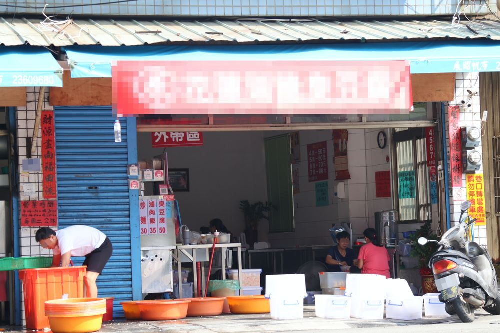 製作泡菜直接在馬路邊進行，衛生堪慮。張喆喜攝