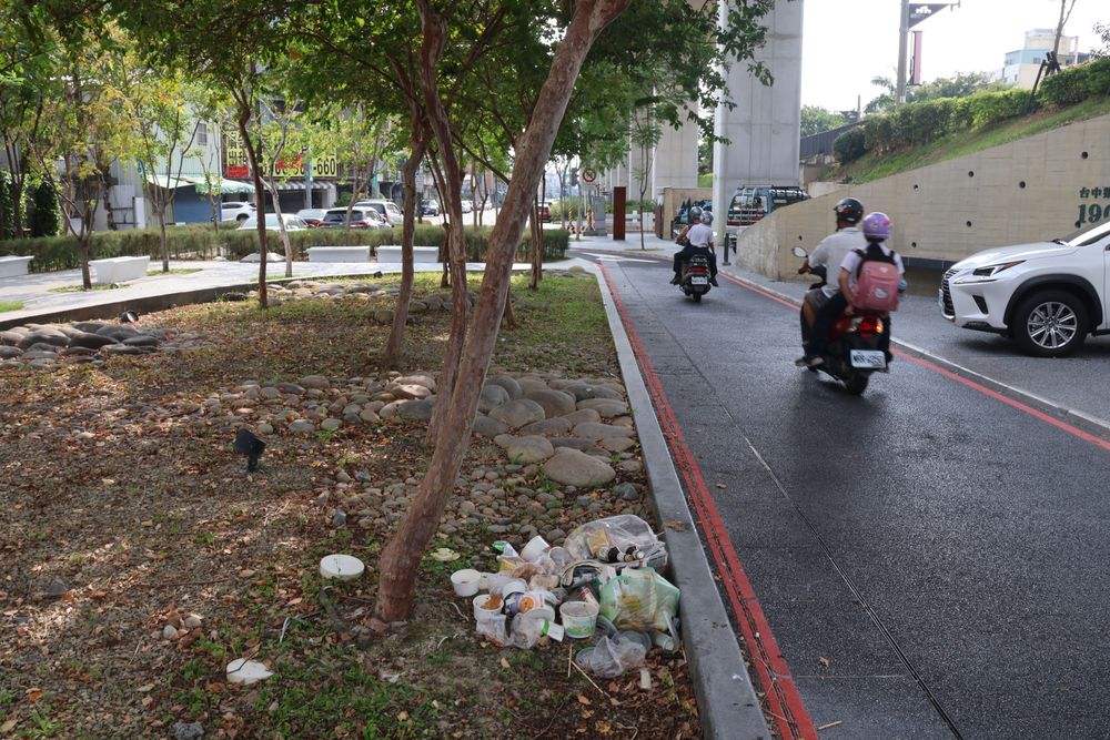 民眾加速通過惡臭現場。張喆喜攝