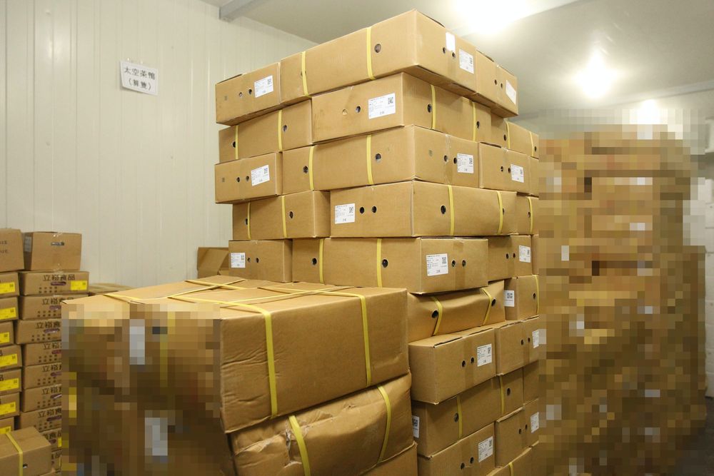 張姓業者保證，每個紙箱上面的標籤都是原廠出貨時就已貼上，絕對沒有改標。張喆喜攝