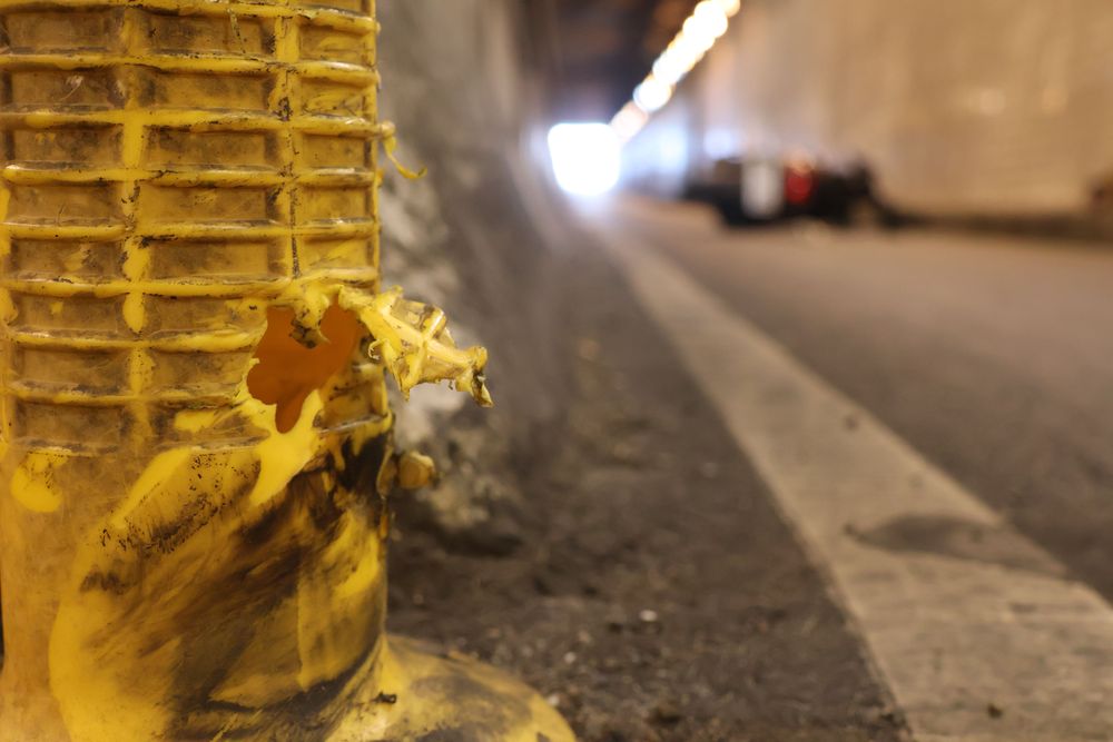 護欄有明顯撞擊痕跡。張喆喜攝