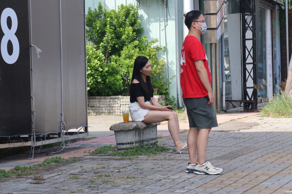 事故現場還有一名亮眼正妹。張喆喜攝