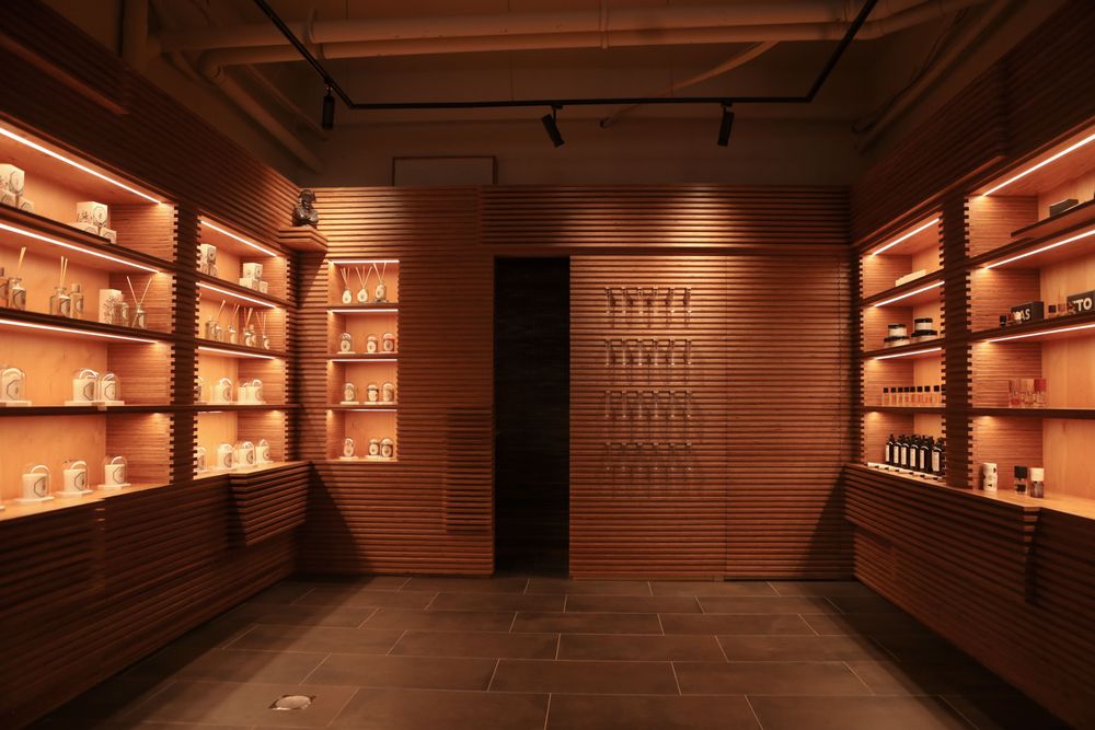 店內使用明暗光線對比,代表歲月的流轉。品牌提供