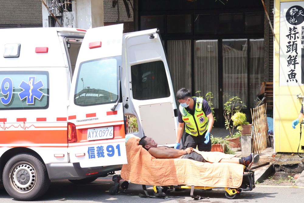 男子因被員警噴辣椒水導致全身灼熱最後送醫處理。張喆喜攝