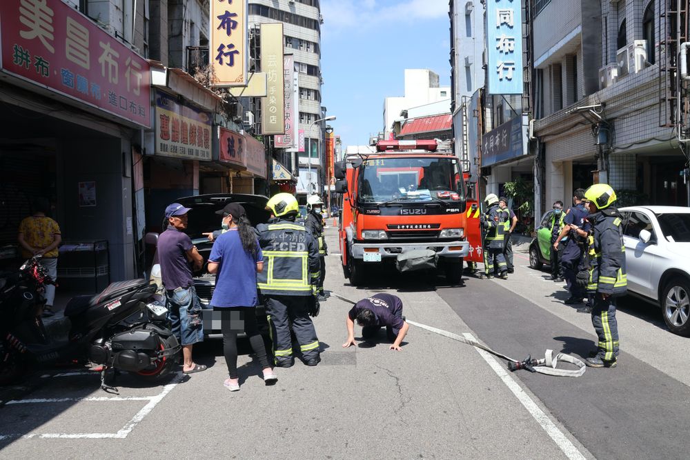 警消到場查看時，老司機跟曾女說是水箱破裂。張喆喜攝