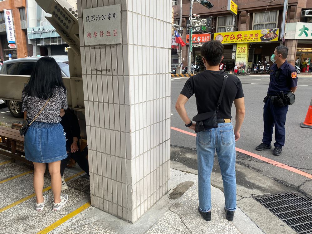 雙方及警員都在等交通隊到場。張喆喜攝