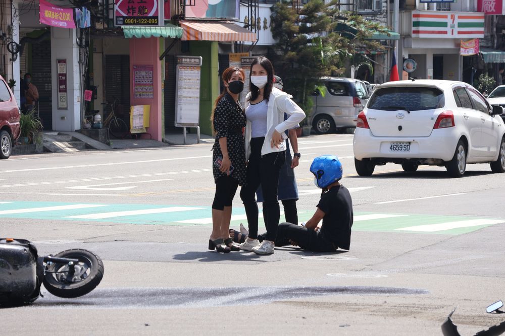 肇事的林女和其友人下車查看吳男傷勢。張喆喜攝