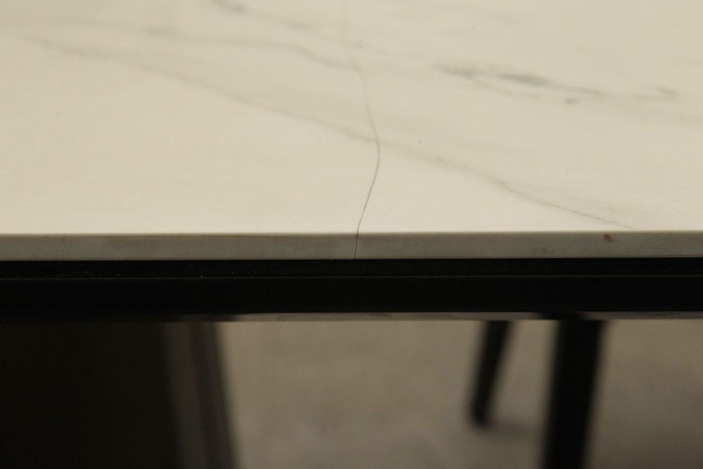 桌子有明顯裂痕。張喆喜攝