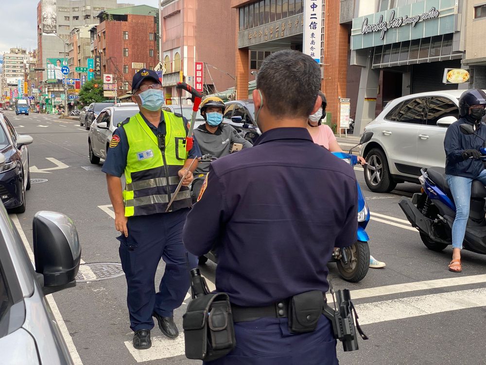 因車禍案件繁多，交通隊警員終於到場，警戒現場的分局警員鬆了一口氣。張喆喜攝