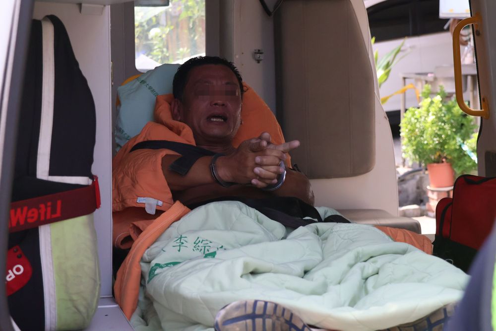 男子告訴記者警察打人。張喆喜攝