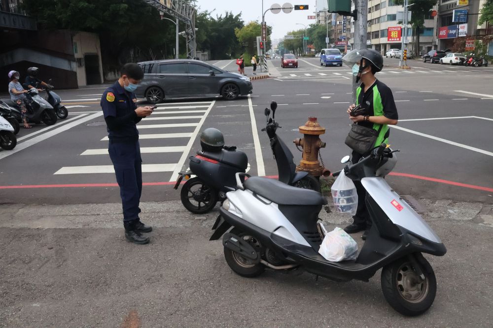 違規騎士陳男車上掛著3份便當，符合警方攔查特徵。張喆喜攝