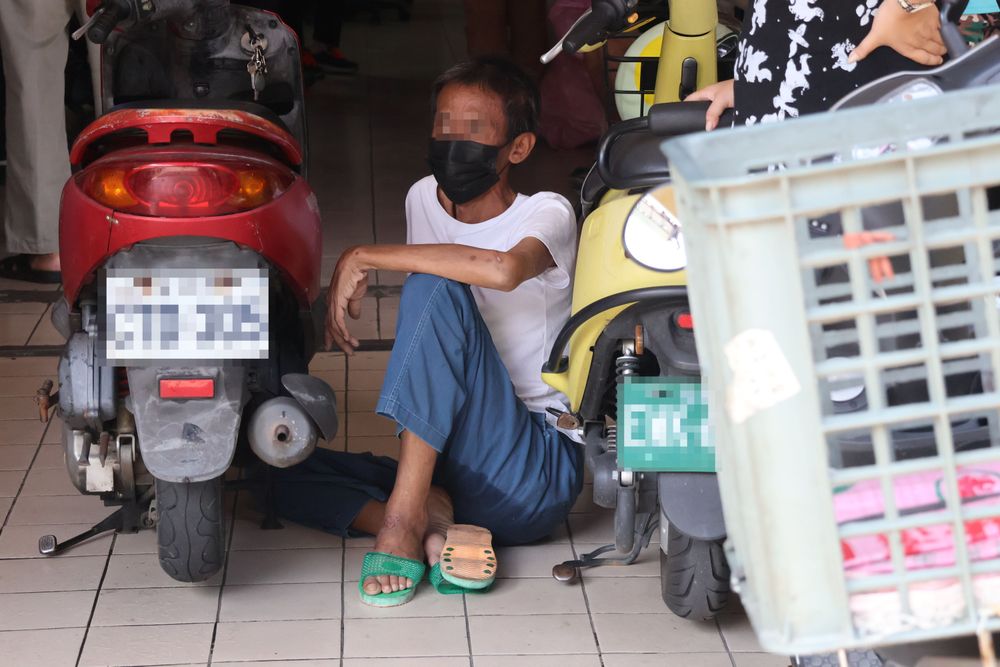 男子被友人帶至關懷中心尋求救濟遭拒。張喆喜攝