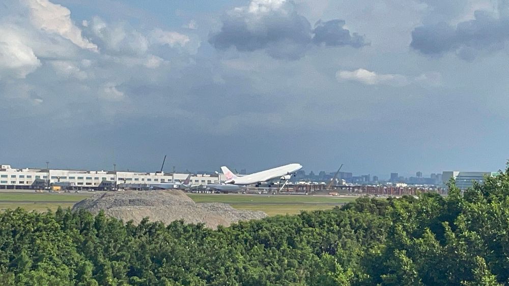 奇跡咖啡看飛機起降。張沛森攝