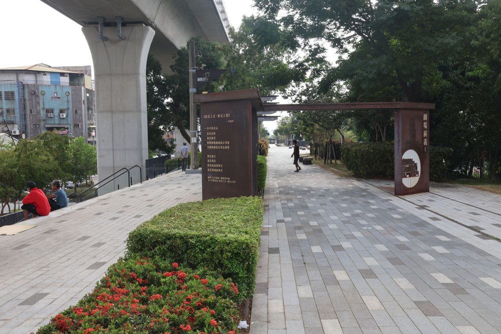 原火車行駛的鐵道現已改成休憩徒步區，街友都會在此盤據。張喆喜攝