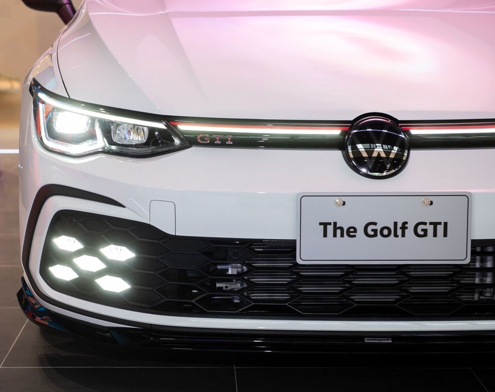Golf GTI標準版提供加價選配限量100組的「GTI專屬運動套件」,包含三件式Oettinger運動風格套件、19吋雙輻旋壓輕量化輪圈與倍耐力P zero高性能胎。業者提供