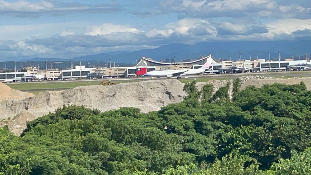 跑道整修影響看飛機視野。張沛森攝