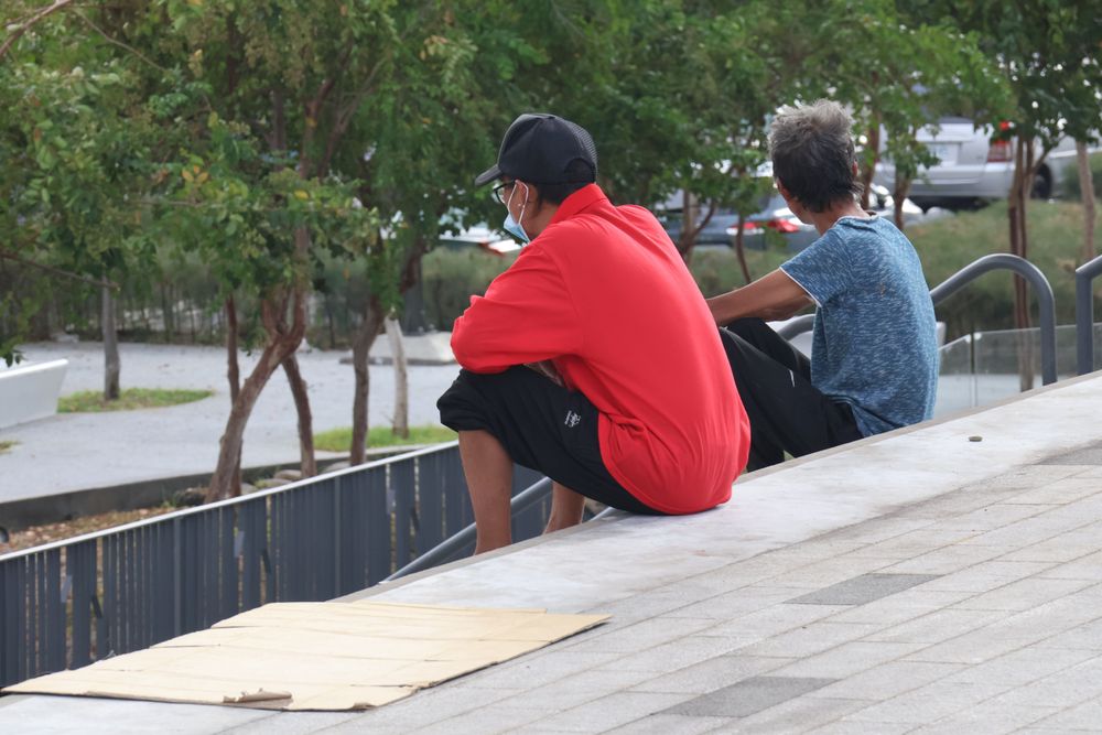 街友聊天休息。張喆喜攝