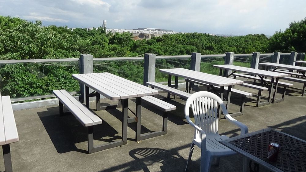 咖啡廳空蕩蕩。張沛森攝