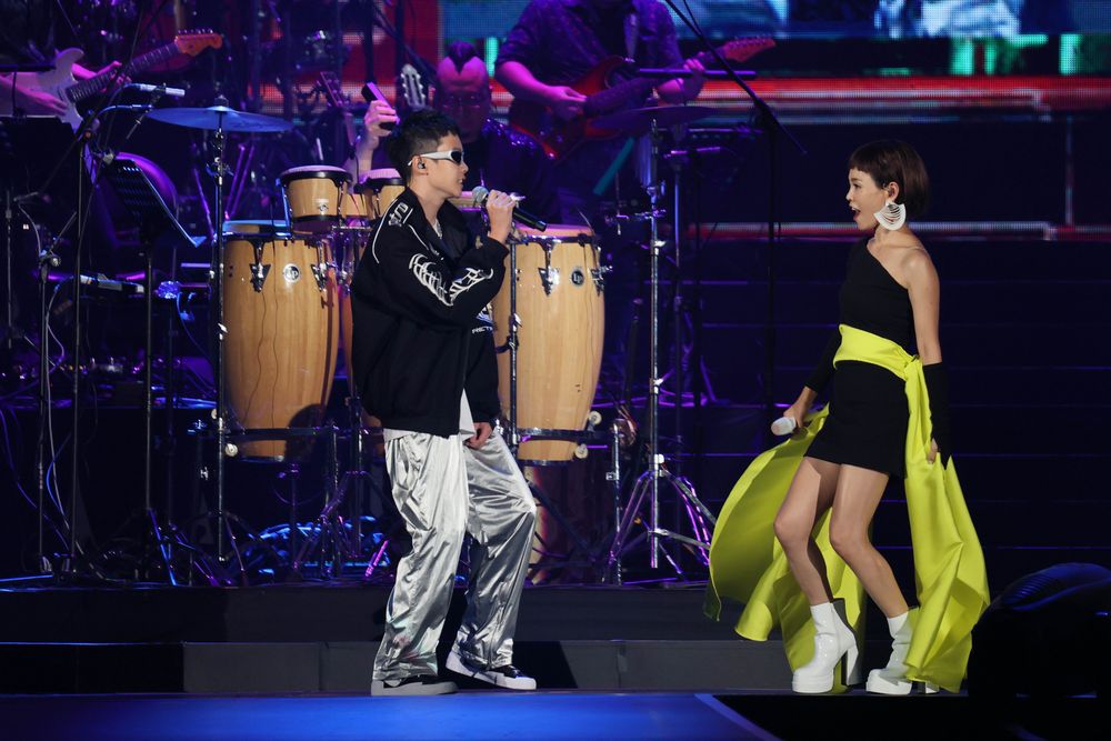 彭佳慧（右）演唱會，14歲兒子登台一起表演。鄭孟晃攝