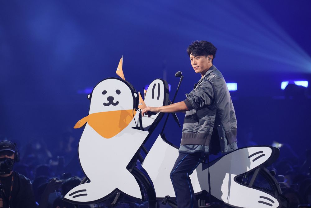 韋禮安騎「海獅」繞場變耍特技。鄭孟晃攝