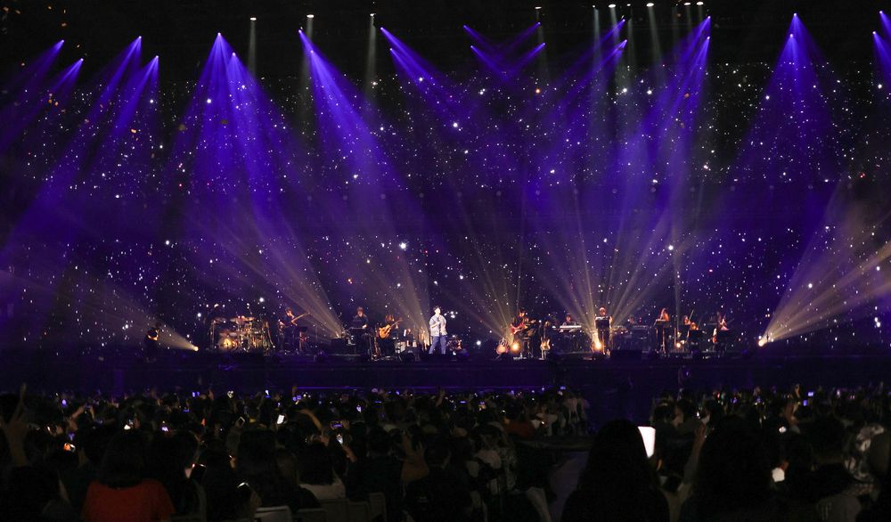 韋禮安帶來神曲《如果可以》的中日韓3種版本，上萬名觀眾開啟了手機，觀眾席成了光海，空中撒落下片片紙花，氣氛唯美動人。鄭孟晃攝