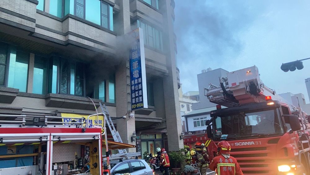 消防车抵达火场。民众提供