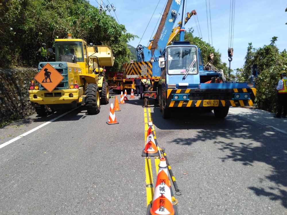 吊車將事故聯結車吊離。讀者提供