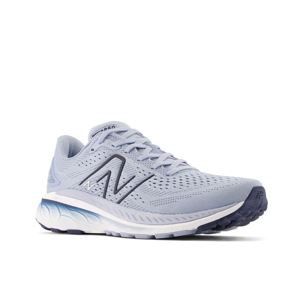 Fresh Foam 860v13淡藍色男鞋,3880元。品牌提供