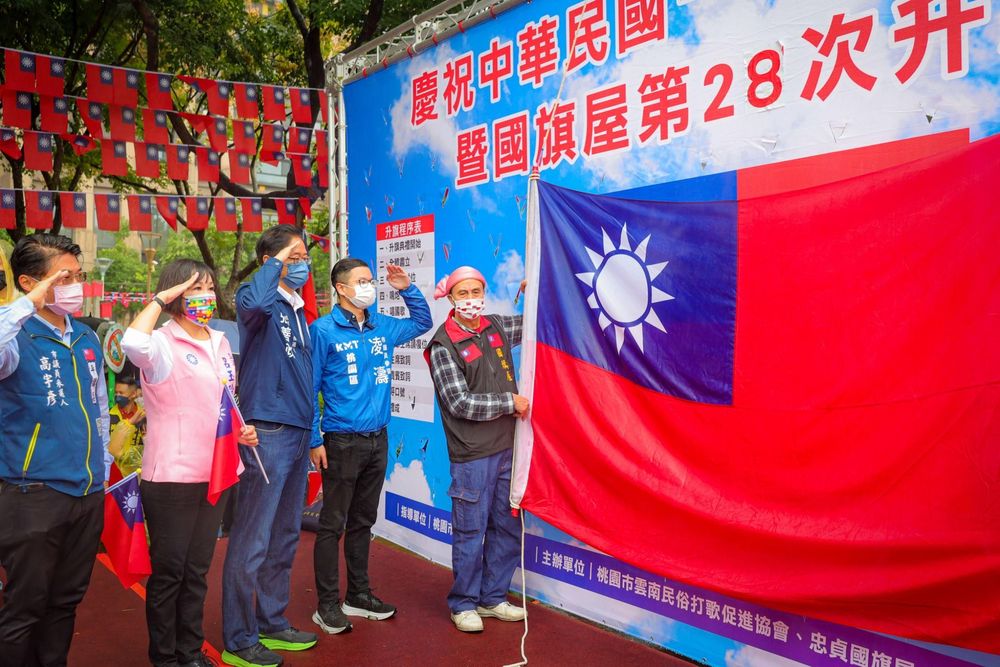國民黨桃園市長參選人張善政今天(10日)上午出席平鎮區國旗屋國慶升旗典禮。張善政競辦提供