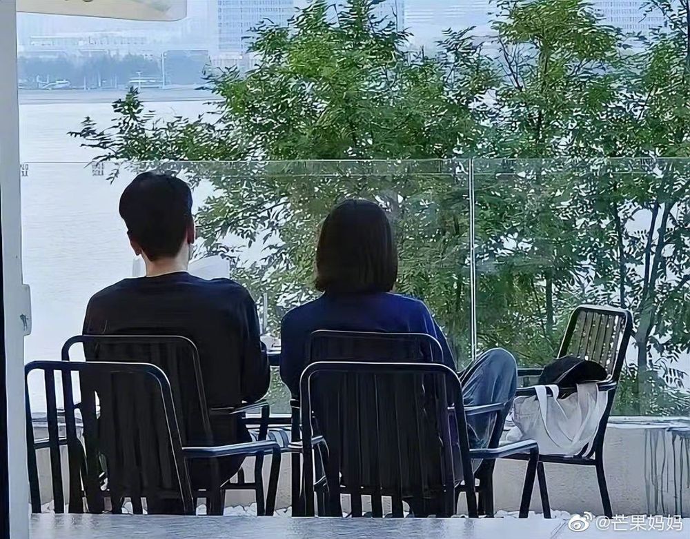 高圓圓(右)探老公趙又廷的班,夫妻倆比肩而坐看風景。翻攝微博