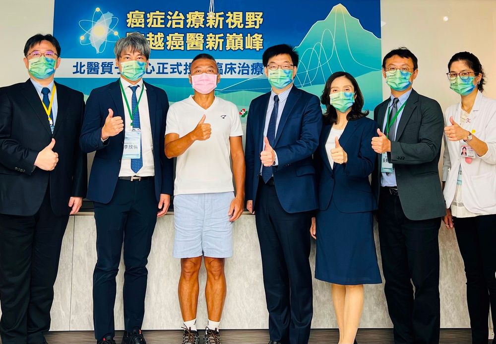 王先生(左3)肺癌轉移至腦部，經質子治療不僅成功控制還能每日游泳、晨跑。北醫提供