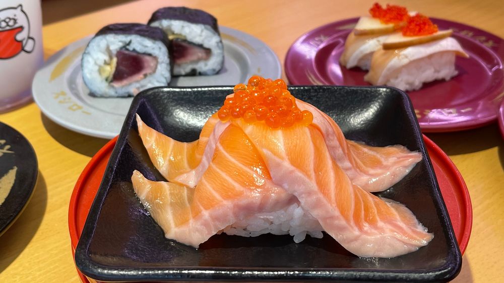 台灣壽司郎今在台首次推出巨型食材壽司「鮭」山島。業者提供