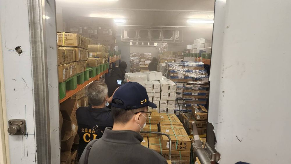 不肖業者竄改效期標示、販售過期商品給餐廳、飯店,檢警前往查緝。讀者提供