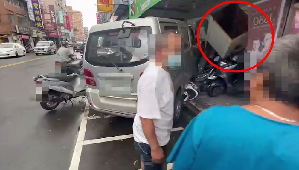 店家裝飾的柱子也遭殃被撞。民眾提供