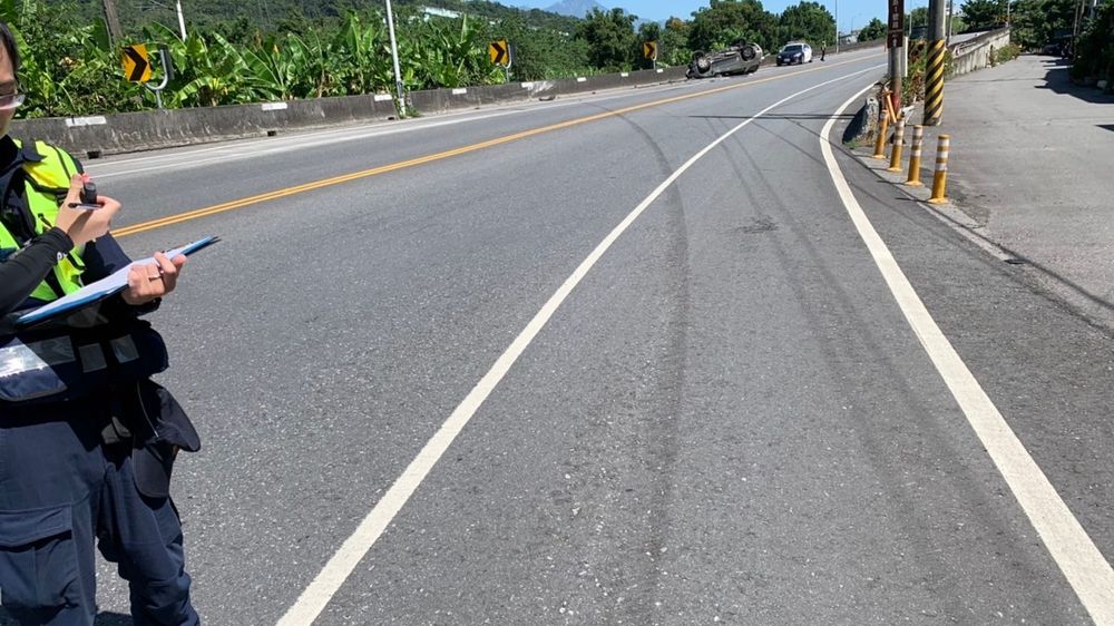 酒駕男衝入對向車道,煞車痕長達30公尺。警方提供