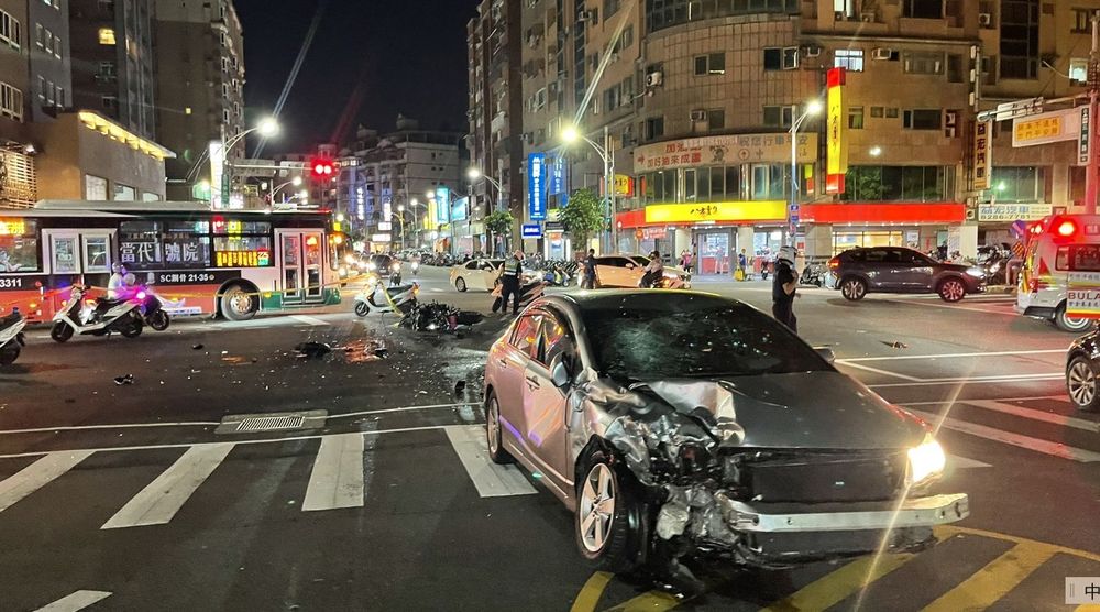 蘆洲十字路口嚴重車禍直行重機撞左轉汽車釀騎士命危