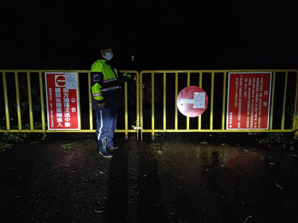 瑞港公路昨晚暂时封路。警方提供