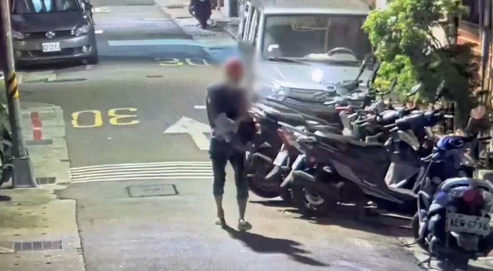 潘男得手后离开现场。翻摄画面