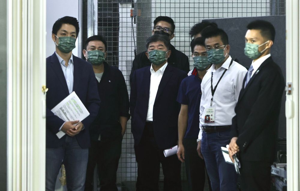 陳時中(中)、蔣萬安(左)上台前畫面。林林攝