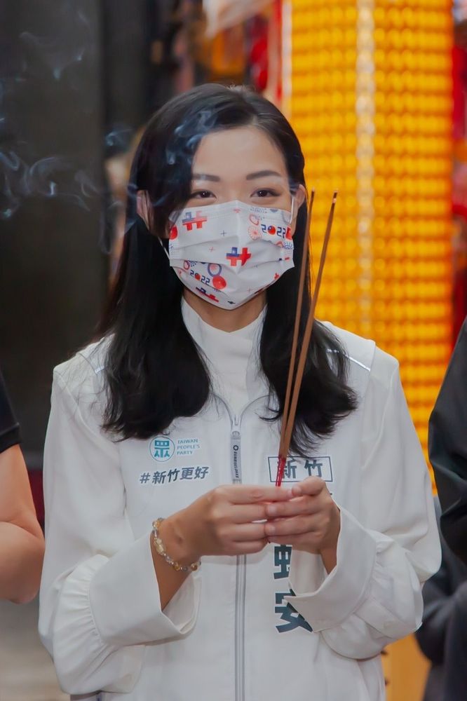 民眾黨新竹市長參選人高虹安今天(17日)至新竹市內天后宮參拜。高虹安競辦提供