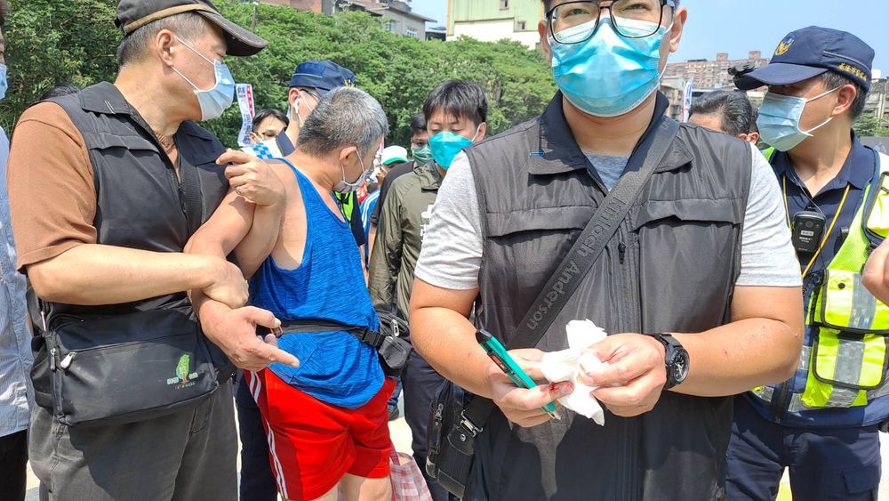 右邊的便衣警員手持搶下來的美工刀。讀者提供