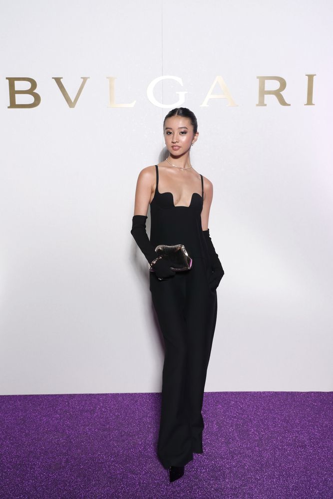 木村光希解放酥胸衬宝格丽Serpentine Pouch包款，以妩媚姿态表现女人味。品牌提供